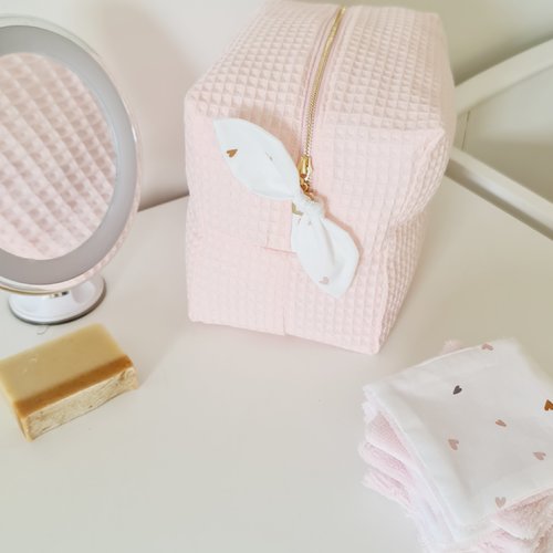 Spacieuse trousse de toilette pour vos essentiels de voyage en coton nid d'abeille rose et son joli nœud