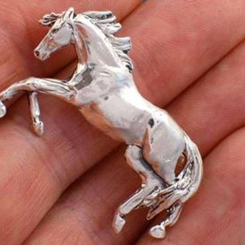 Broche de cheval se cabrant dans argent de 925 sterlings