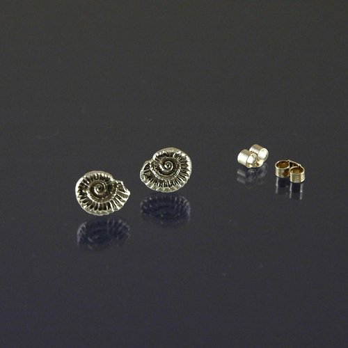 Boucles d'oreille de fossile d'ammonite d'argent