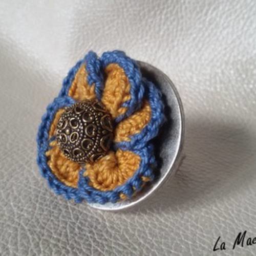 Bague bouton en métal et fleur au crochet - bijou artisanal fait main