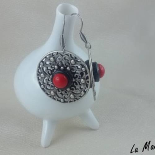 Nouveauté  boucles d'oreilles boutons artisanales - réservées- estampe argent vieilli, boutons anciens en verre noir, cabochon en verre