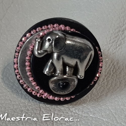 Nouveauté ❊ bague bouton - thème éléphant, métal argent brossé, nacre noire, cabochon en verre