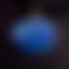 Pendentif rond avec figures géométriques bleues