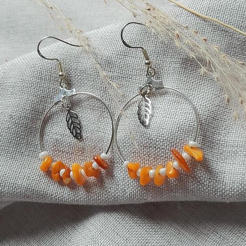 Boucles d'oreilles créoles. argent. éclats de pierres naturelles cornaline