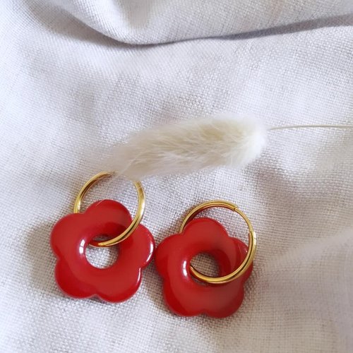 Boucles d'oreilles créoles inoxydable. résine soufflé.rouge