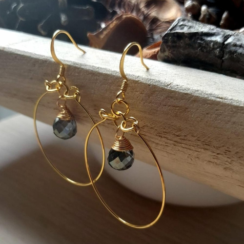 Boucles d'oreilles créoles. perles de verres sculpté. plaqué or 18k