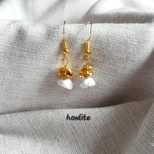 Boucles d'oreilles howlite blanche. plaqué or 18k