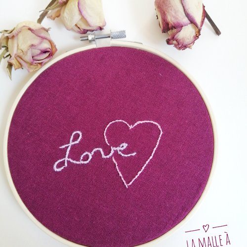 Broderie "love" dans cercle brodé tambour