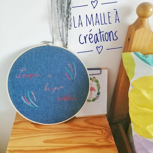 Broderie "l'espoir à les yeux brillants... " dans cercle brodé  tambour