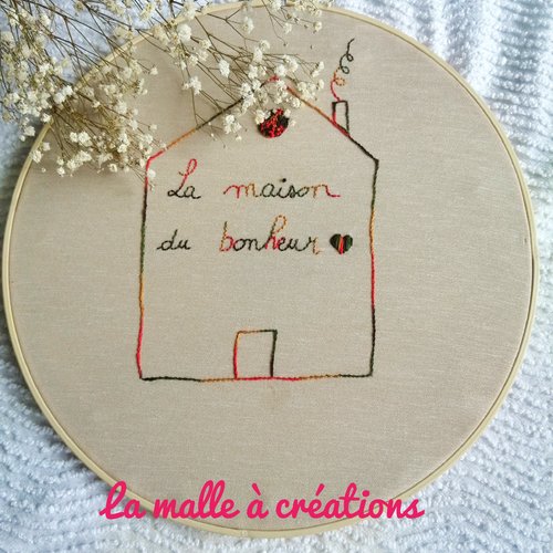 Broderie "la maison du bonheur " dans cercle brodé  tambour