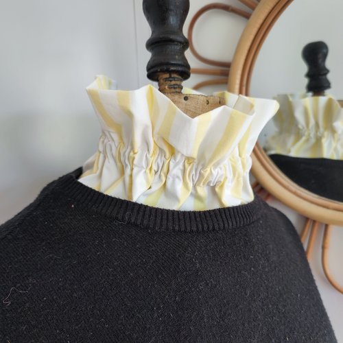 Col victorien froncé amovible rayé blanc et jaune paille