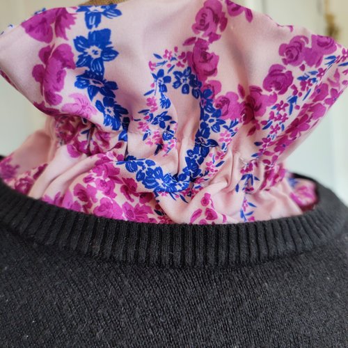 Col victorien froncé amovible rose motif floral