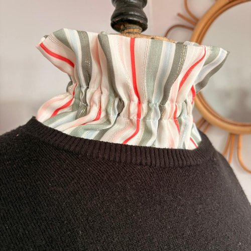 Col victorien froncé amovible fond crème rayé rose et kaki liseré doré