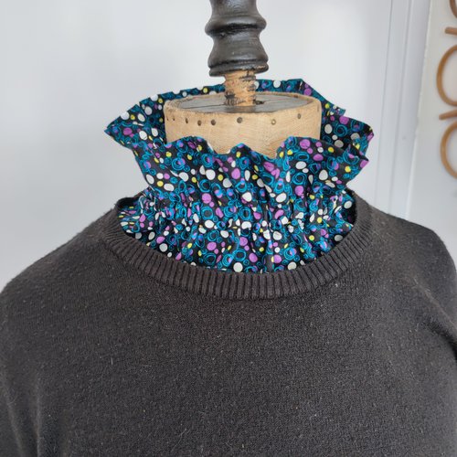 Col victorien froncé amovible fond noir motif ronds et pois