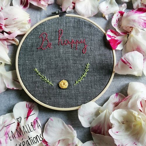 Broderie "be happy" dans cercle brodé  tambour