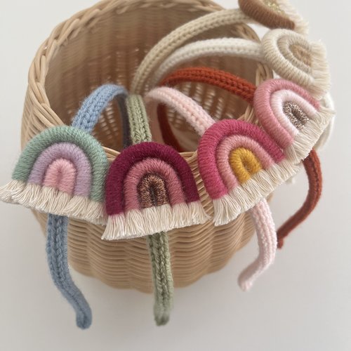 Accessoire cheveux enfant serre tête en tricotin avec arc-en-ciel en macramé