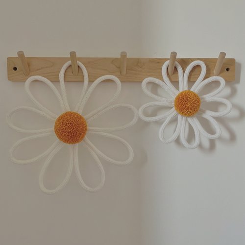Décoration murale marguerite en tricotin