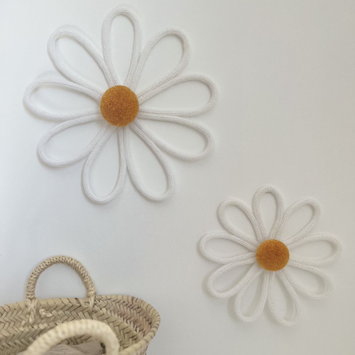 Décoration murale marguerite en tricotin