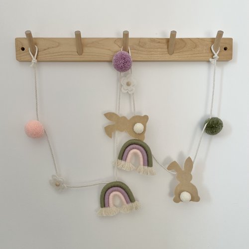 Guirlande printanière en macramé & feutrine