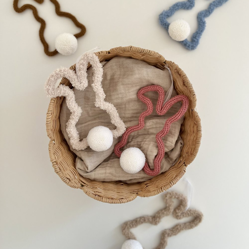 Suspension lapin de pâques en tricotin