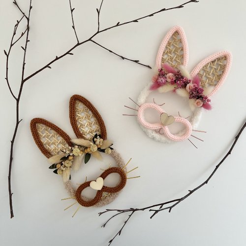 Décoration murale tête de lapin fleurie en tricotin & cannage