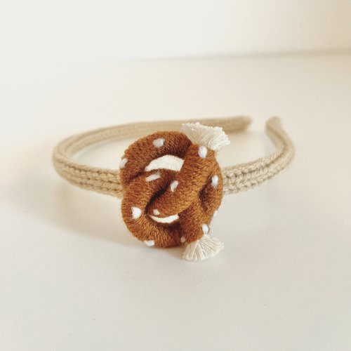 Accessoire serre tête en tricotin avec bretzel en macramé