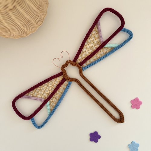 Décoration murale libellule en tricotin