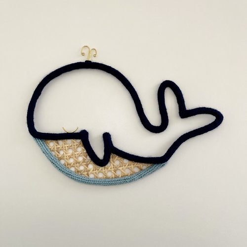 Décoration murale baleine en tricotin