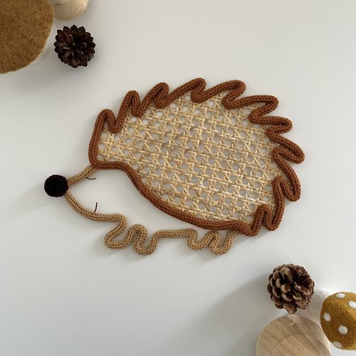 Décoration murale hérisson en tricotin