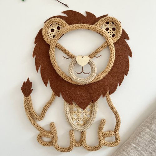Décoration murale lion en tricotin