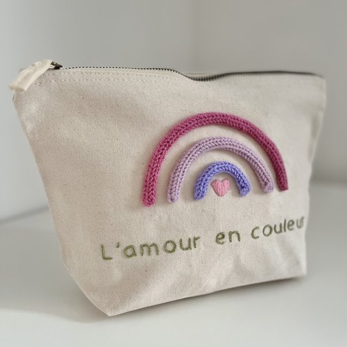 Pochette coton « arc-en-ciel de tendresse » en broderie et tricotin