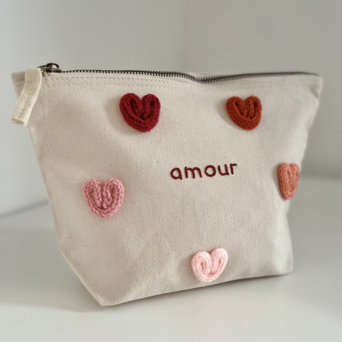 Pochette coton « tendre déclaration » en broderie et tricotin, idée cadeau fête des mères