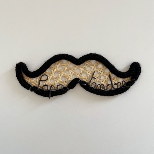 Décoration murale moustache en tricotin