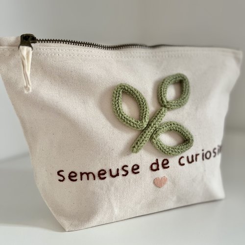 Pochette coton « semeuse » en broderie et tricotin