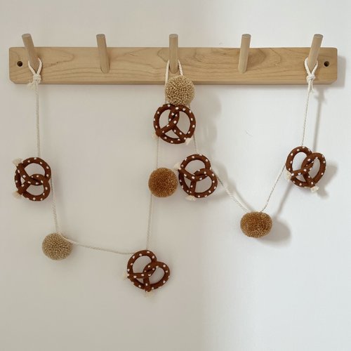Guirlande pompons et bretzels en macramé