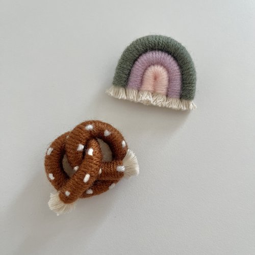 Broche bretzel / broche arc-en-ciel