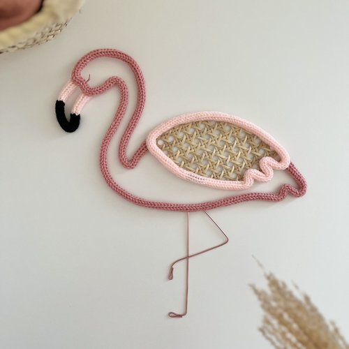 Décoration murale oiseau flamant rose en tricotin et cannage