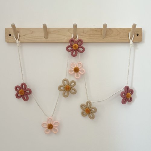 Guirlande en macramé « champ de fleurs »