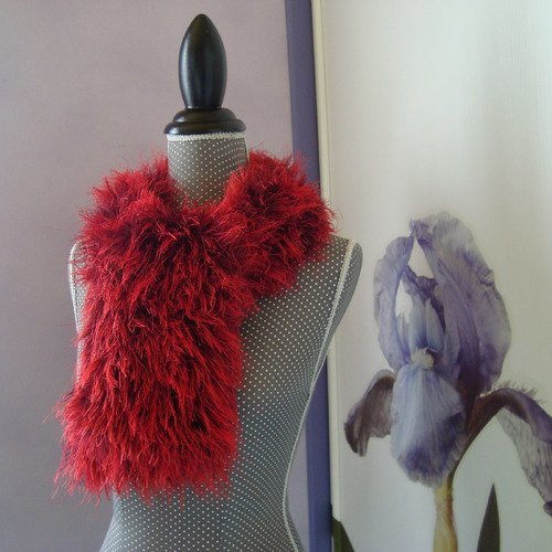 Echarpe en laine rouge imitation fourrure à longs poils tricoté main Un grand marché