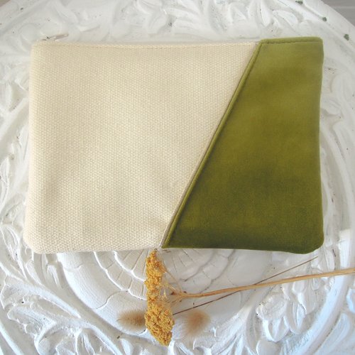 Pochette plate | trousse zippée | pochette main | rangement sac | coton épais | velours ras | vert mousse