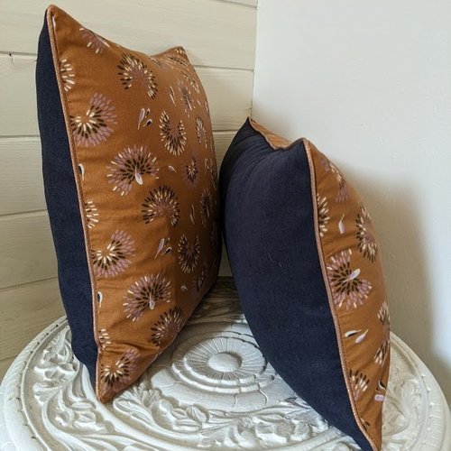 Housse de coussin | 40 * 40 cm | décoration intérieure | motif fleurs | marron | lilas | bleu marine