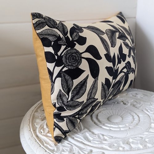 Housse de coussin | 50 * 30 cm | décoration intérieure | motif fleurs | noir et écru | jaune safran