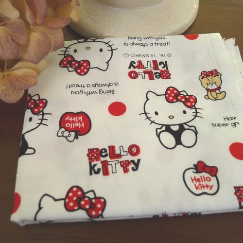 Coupon de tissu 50 x 54 cm, sanrio hello kitty, coton blanc et rouge