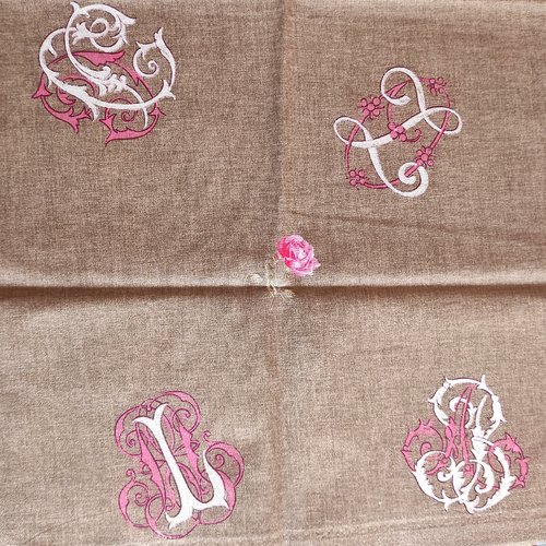 Coupon 70 x 37 cm tissu ameublement beige décor lettres rose