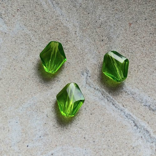 Perle losange facettée verte 14x12mm pve3-18