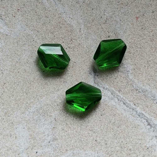 Perle losange facettée verte 14x12mm pve3-19