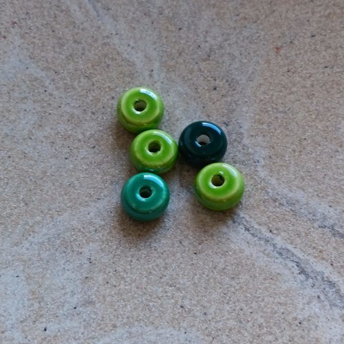 *perles rondes plates en céramique, mix vert 9x4mm x5 pve1-17*