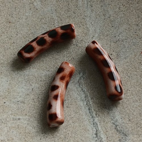 Perle tube incurvé léopard acrylique 31x8mm pma4-7