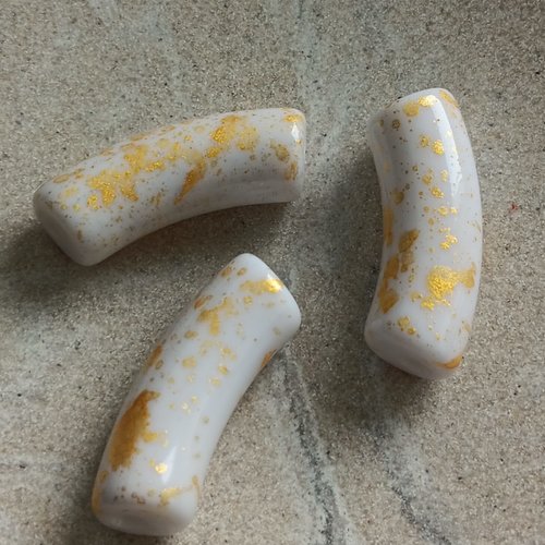 Perle tube incurvé blanche tachetée doré acrylique 34x13mm pblc7-19