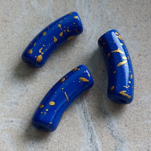 Perle tube incurvé bleue tachetée doré acrylique 34x13mm pble5-7